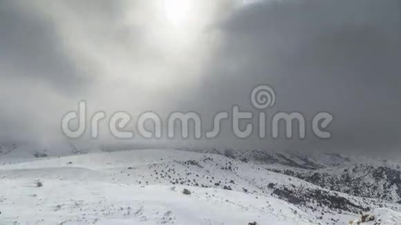 冬季山区全景阴天4K时间推移2017年1月哈萨克斯坦视频的预览图