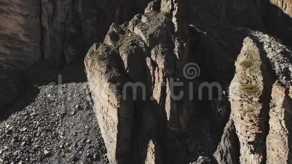 带有破碎碎片的结构岩石的空中视图细胞岩硅树的石头遗骸俄罗斯北部视频的预览图