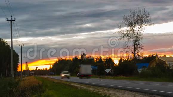 日落的天空在路上视频的预览图