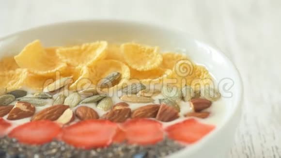 草莓健康冰沙早餐碗有坚果种子和水果视频的预览图