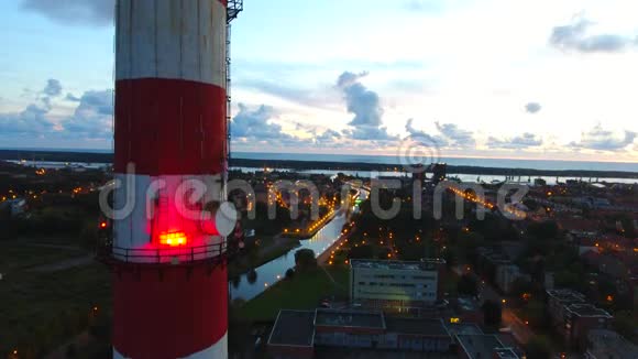 工业烟囱空中无人机镜头城市和泻湖的景色视频的预览图