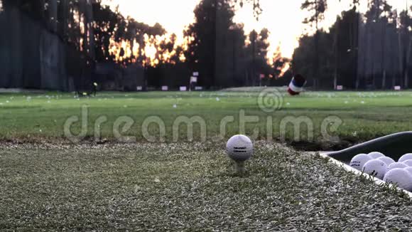 在练习场打高尔夫球视频的预览图