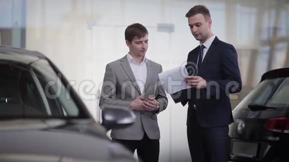 销售经理说服顾客买车视频的预览图