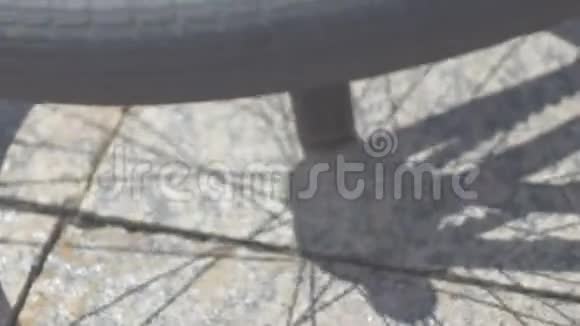 自行车轮转动并停止视频的预览图