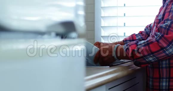 高级女性在家洗餐具视频的预览图