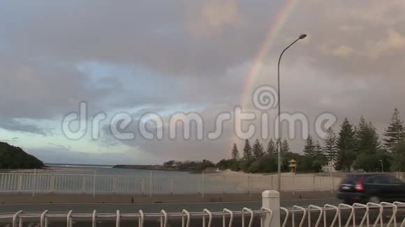 彩虹塔勒布杰拉溪与海洋黄金海岸澳大利亚视频的预览图