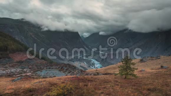 秋景峰峦叠嶂云雾缭绕观湖谷视频的预览图