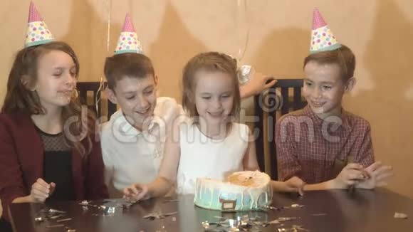在生日聚会上照顾孩子朋友在生日蛋糕上扣上生日女孩的脸视频的预览图