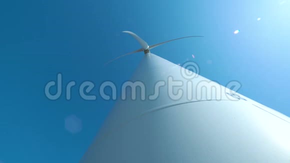 晴天有旋转螺旋桨的风力涡轮机视频的预览图