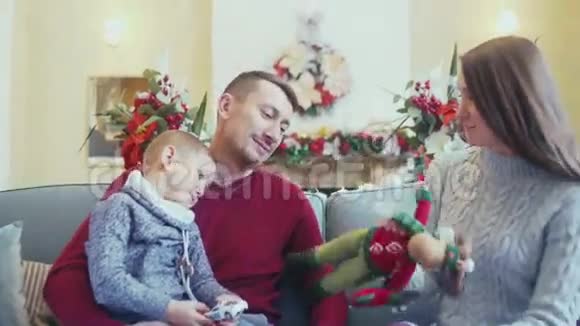 美丽的父母和儿子在新年室内视频的预览图