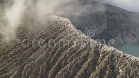 伊根火山附近美丽的火山景观和湖泊的鸟瞰图视频的预览图