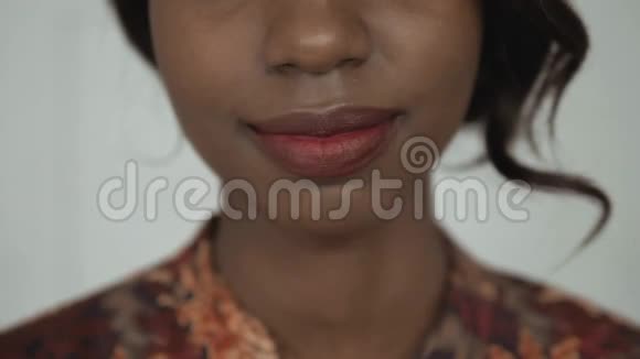 美丽的非裔美国女大学生肖像快乐的笑女洁白的牙齿微笑视频的预览图