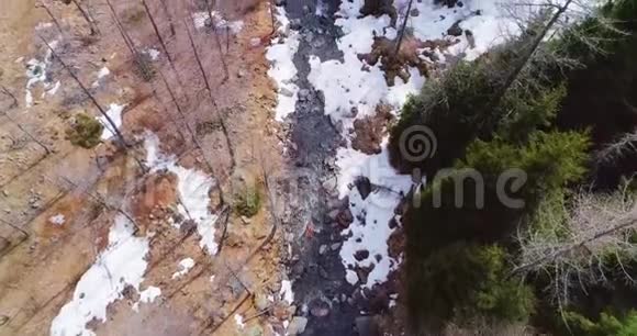 空中飞行越过黄河小溪在黄山和森林秋天建立了户外雪野自然替罪羊视频的预览图