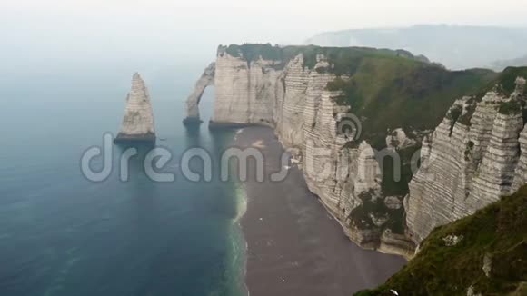 岩石悬崖和大海视频的预览图