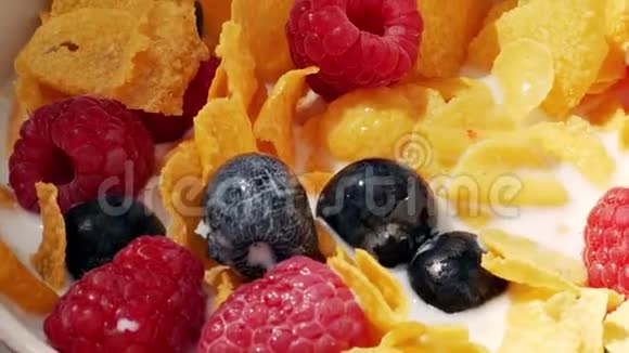健康的谷物早餐玉米片和水果视频的预览图