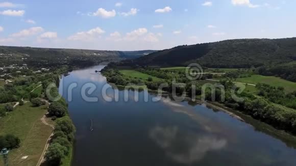 空中观景在阳光明媚的夏日早晨在新鲜的河流上空低空飞行视频的预览图