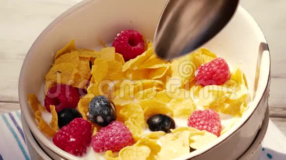 健康的谷物早餐玉米片和水果视频的预览图