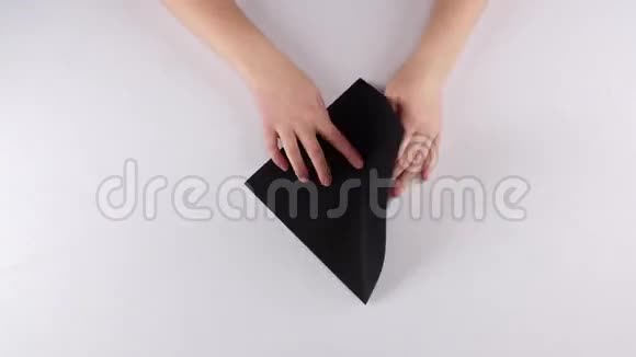 女孩在做折纸黑色厕所时间流逝视频的预览图