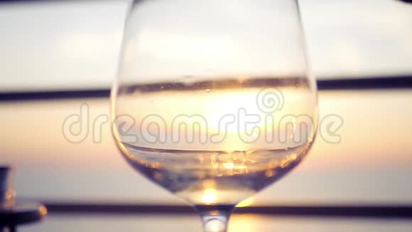 日落时把美味的新鲜葡萄酒倒入玻璃杯中高清1920x1080慢动作视频的预览图
