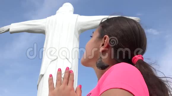 在宗教雕像上祈祷的女人视频的预览图