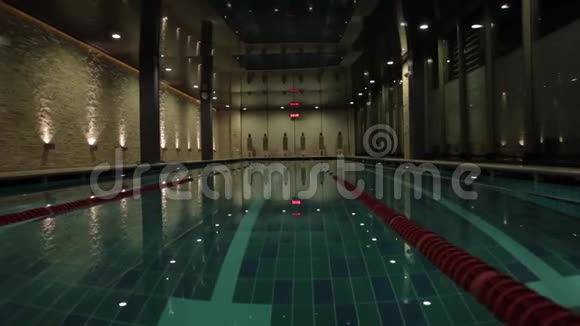 豪华别墅泳池有砖墙夜景夜间游泳池视频的预览图
