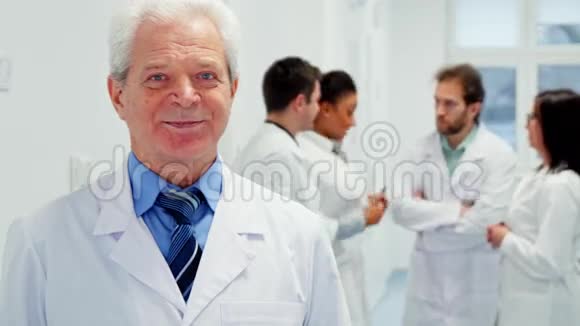 高级男医生在医院摆姿势视频的预览图