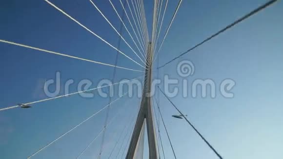 向上看法国诺曼底悬浮桥视频的预览图