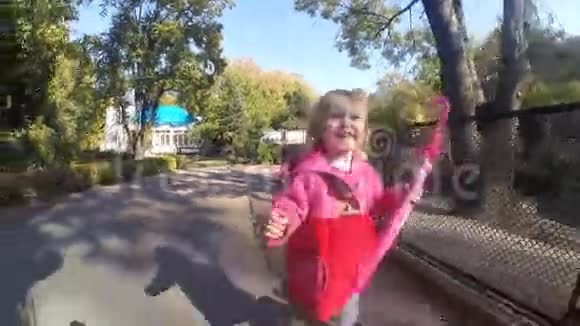 小女孩在公园里跑步视频的预览图