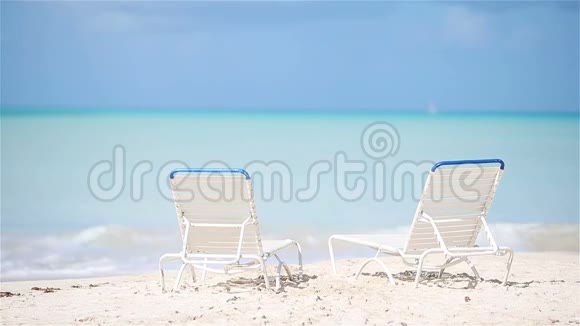 马尔代夫美丽的热带海滩上有两张躺椅视频的预览图