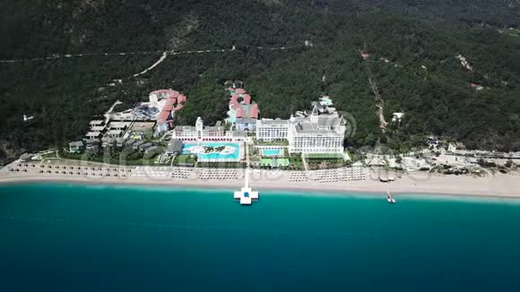 令人惊叹的热带豪华酒店顶部景观靠近海洋的游泳池录像酒店靠近豪华酒店的俯视图视频的预览图