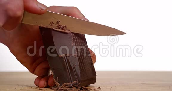 男人用刀切黑巧克力视频的预览图