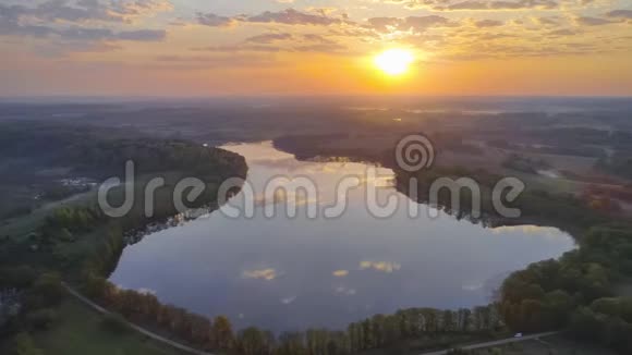 白俄罗斯纳拉汉斯基国家公园美丽的早晨视频的预览图