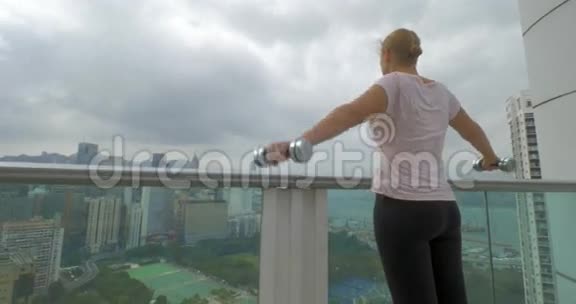 女人在阳台上做肩膀练习中国香港视频的预览图