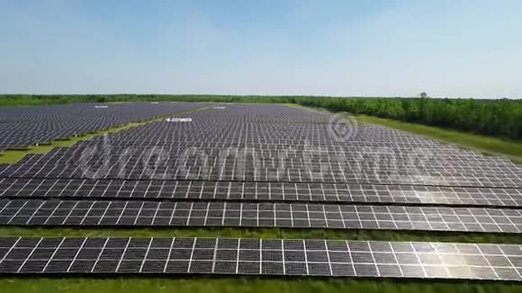 太阳落山时的空中飞行太阳能电池板农场绿色节能生态视频的预览图