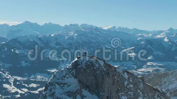 山皮拉特斯峰在冬季阳光日瑞士阿尔卑斯山瑞士鸟瞰图视频的预览图