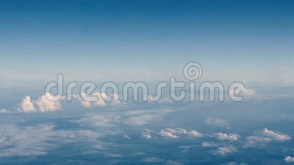 美丽的云穿过飞机的窗户LR潘2号视频的预览图