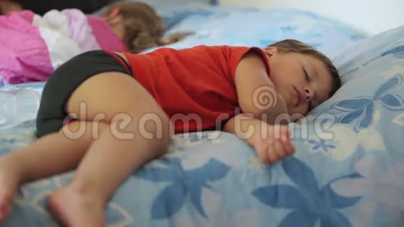 孩子睡觉白天睡觉视频的预览图