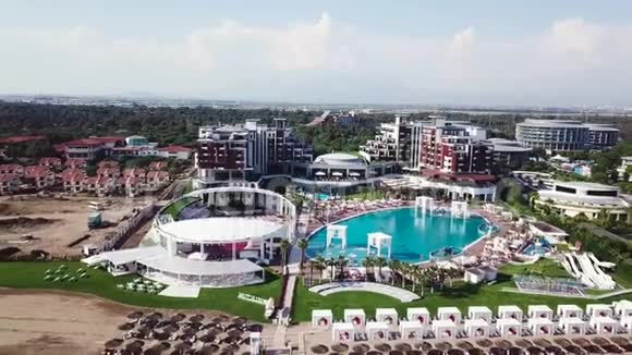 令人惊叹的热带豪华酒店顶部景观靠近海洋的游泳池录像酒店靠近豪华酒店的俯视图视频的预览图