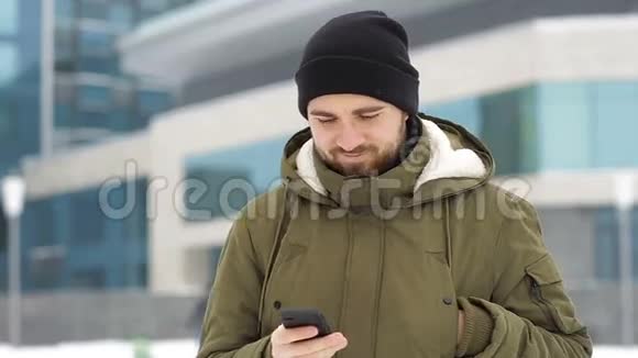 男人在城市写短信冬天视频的预览图