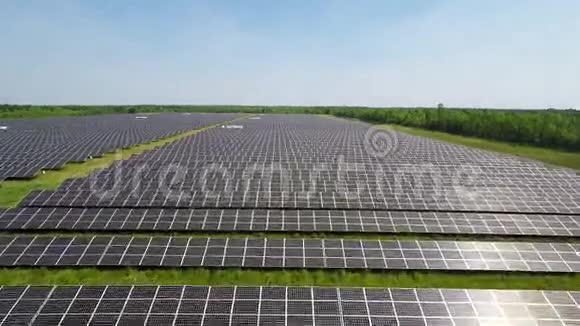 从一个现代化的太阳能农场上空飞过视频的预览图