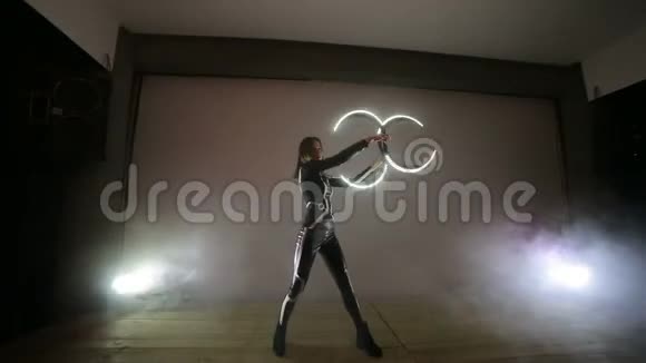 有人领秀一个女人拿着一根弯曲的棍子手里拿着冰熟练地旋转它混沌和动态运动视频的预览图