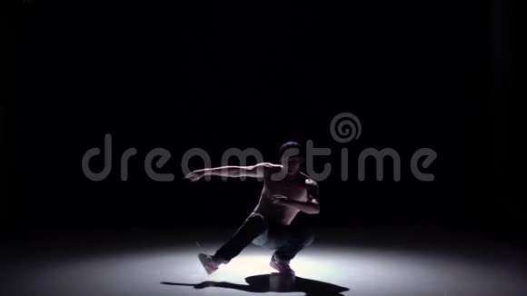 在黑色阴影和慢动作上跳舞的人视频的预览图