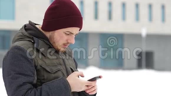 男人在城市写短信冬天视频的预览图