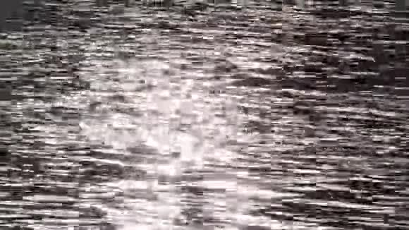 太阳在湖水中反射产生星星闪烁视频的预览图