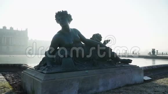 凡尔赛宫附近湖边的雕像上的太阳光视频的预览图