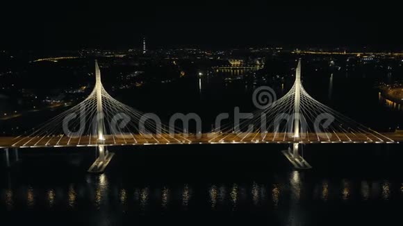 背景城市建筑照明的汽车交通吊桥视频的预览图