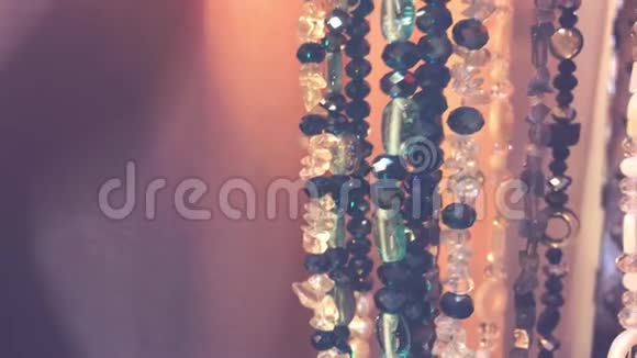 关闭市场珠宝双朱蒂珠宝珠和手镯巴厘岛购物中心视频的预览图