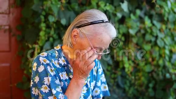 哭老年妇女的眼泪视频的预览图