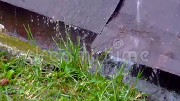 水从铁板上流下来视频的预览图