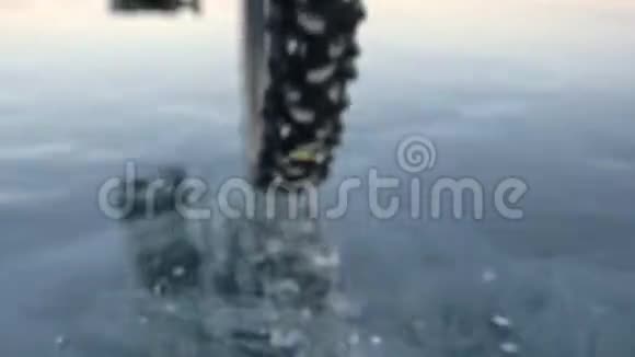 轮胎的视图拍摄180fps女人在冰上骑自行车冰的贝加尔湖上面的轮胎视频的预览图